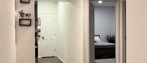 3 habitaciones, tabla de planchar con plancha, wifi y ropa de cama