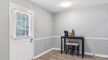 House, 2 Queen Beds, Fireplace, Garden View | Interior