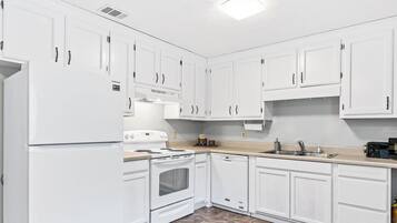 Nhà, 2 giường cỡ queen, lò sưởi, quang cảnh vườn | Bếp riêng | Tủ lạnh, lò vi sóng, lò nướng, máy rửa bát