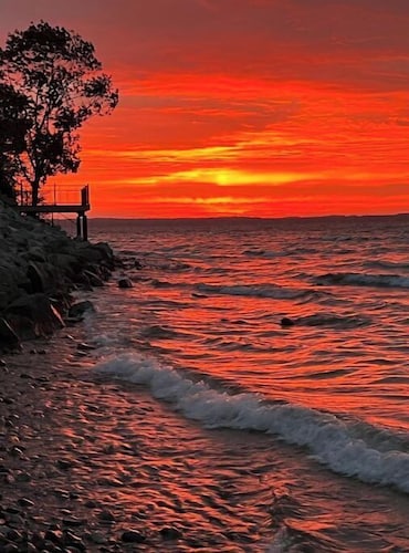 STUNNING 100 FEET OF PRIVATE BEACH ON GRAND TRAVERSE BAY WITH HOT TUB