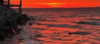 STUNNING 100 FEET OF PRIVATE BEACH ON GRAND TRAVERSE BAY WITH HOT TUB