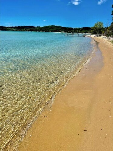 STUNNING 100 FEET OF PRIVATE BEACH ON GRAND TRAVERSE BAY WITH HOT TUB