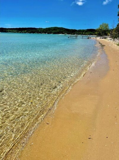 STUNNING 100 FEET OF PRIVATE BEACH ON GRAND TRAVERSE BAY WITH HOT TUB