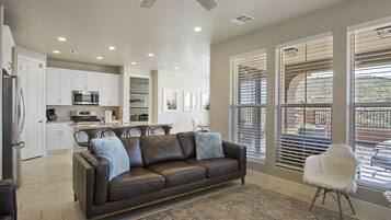 Stadtwohnung, Mehrere Betten, Terrasse, Bergblick (Endless Summer) | Wohnbereich | 50-Zoll-Flachbildfernseher mit Digitalempfang