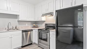 Rumah, 2 Tempat Tidur Queen, perapian | Dapur pribadi | Lemari es, microwave, oven, dan mesin pencuci piring