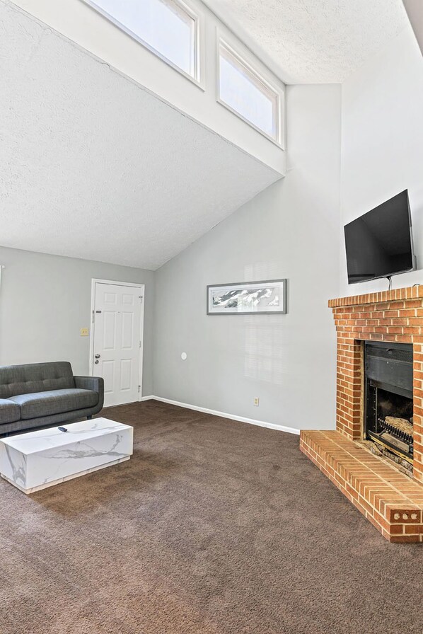 House, 2 Queen Beds, Fireplace | Interior