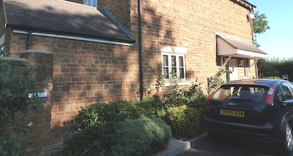 Bloxham Luxury for 6. Heating. Wifi. Parking. Cotswolds, Blenheim, Silverstone