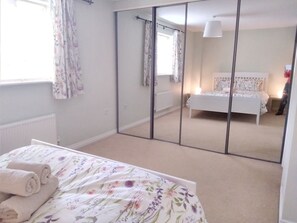 4 bedrooms, desk, iron/ironing board, free WiFi - Bloxham luxury for 6. Heating. WIFI. Parking. Cotswolds, Blenheim, Silverstone (Bloxham)