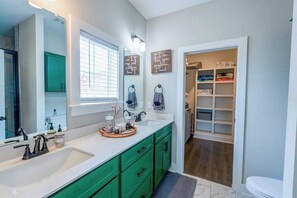 Resortwoning, meerdere bedden, balkon | Badkamer | Een haardroger, handdoeken, toiletpapier