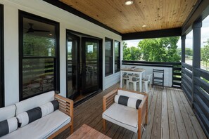 Ferienhaus, Mehrere Betten, Küche, Gartenblick | Speisen im Freien