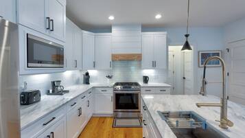 House, Multiple Beds, Kitchen, Garden View | Private kitchen | Fridge, microwave, oven, stovetop