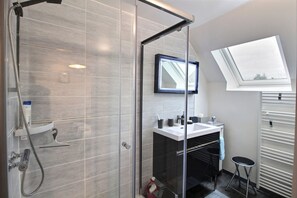 Douche, sèche-cheveux, serviettes fournies
