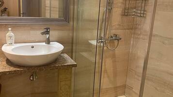 Dusche, Haartrockner, Bidet, Handtücher