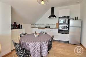 Fridge, microwave, oven, stovetop - des Faudours - Plerin (PLERIN)