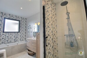 Bathtub, hair dryer, towels - des Faudours - Plerin (PLERIN)