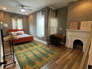 2 bedrooms, desk, WiFi, bed sheets