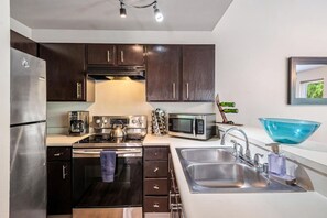 Réfrigérateur, four à micro-ondes, un four, surface de cuisson