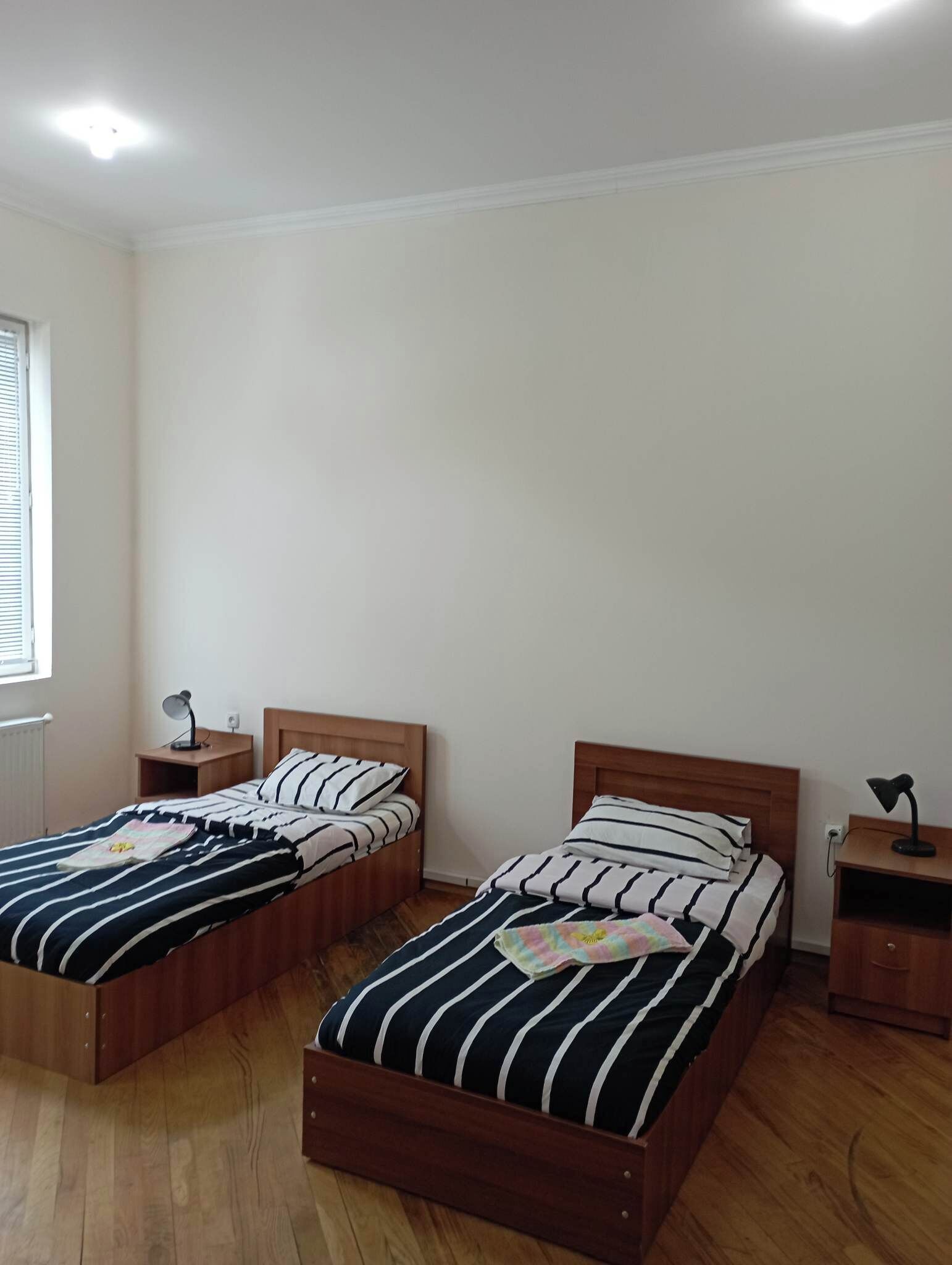 Phòng tập thể tiện nghi đơn giản, phòng tập thể nam và nữ | Truy cập Internet không dây miễn phí, bộ trải giường 