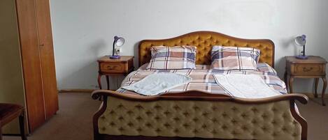 Quarto triplo família, sacada | Wi-Fi de cortesia, roupa de cama