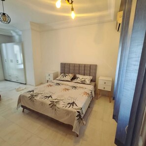 2 bedrooms, desk, iron/ironing board, WiFi