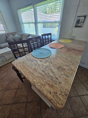 Dining - Mason Creek on Homosassa River, 2/1, pets yes, floating dock, back/front porch (Homosassa)