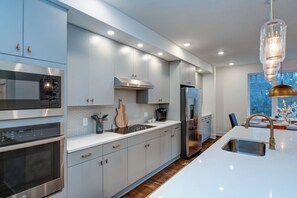 House, Multiple Beds, Kitchen, Garden View | Private kitchen | Fridge, microwave, oven, stovetop