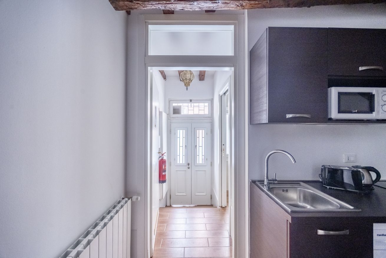 Refrigerador, microondas, parrilla de estufa y cafetera y tetera 