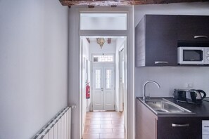 Frigorífico, microondas, placa de cocina y cafetera o tetera