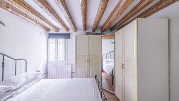 1 habitación, tabla de planchar con plancha, wifi gratis y ropa de cama