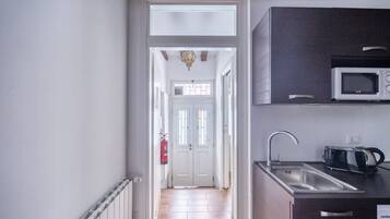 Refrigerador, microondas, parrilla de estufa y cafetera y tetera