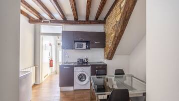 Refrigerador, microondas, parrilla de estufa y cafetera y tetera