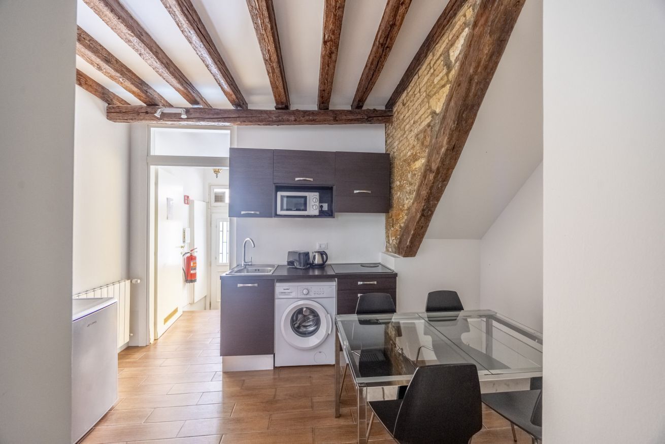 Refrigerador, microondas, parrilla de estufa y cafetera y tetera 