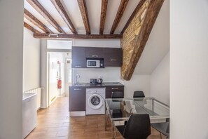 Frigorífico, microondas, placa de cocina y cafetera o tetera