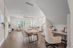 Casa, varias camas, balcón | Centro de negocios