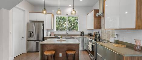 House, Multiple Beds, Balcony | Private kitchen | Fridge, microwave, oven, stovetop