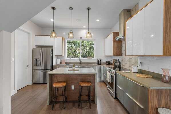 Casa, várias camas, sacada | Cozinha privada | Geladeira, micro-ondas, fogão, cooktop