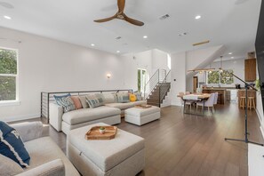 Casa, várias camas, sacada | Área de estar | TV