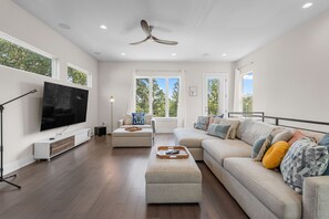 Casa, várias camas, sacada | Área de estar | TV