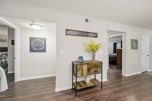 2 عدّة غرف نوم وبديكورات فريدة لكل غرفة وطراز فريد لكل وحدة