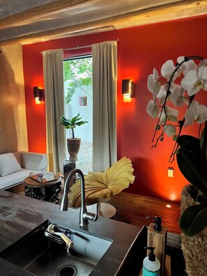 Interior - Casita inside an oasis amidst the New Mexico  desert; Close to Santa fe and Taos (Española)