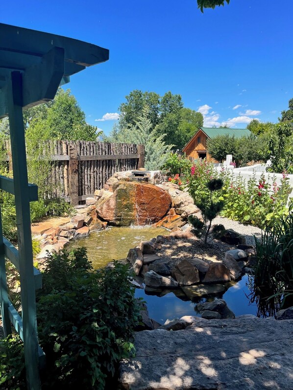 Property grounds - Casita inside an oasis amidst the New Mexico  desert; Close to Santa fe and Taos (Española)