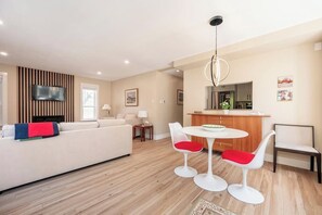 TV connectée, cheminée, livres, chaîne hi-fi