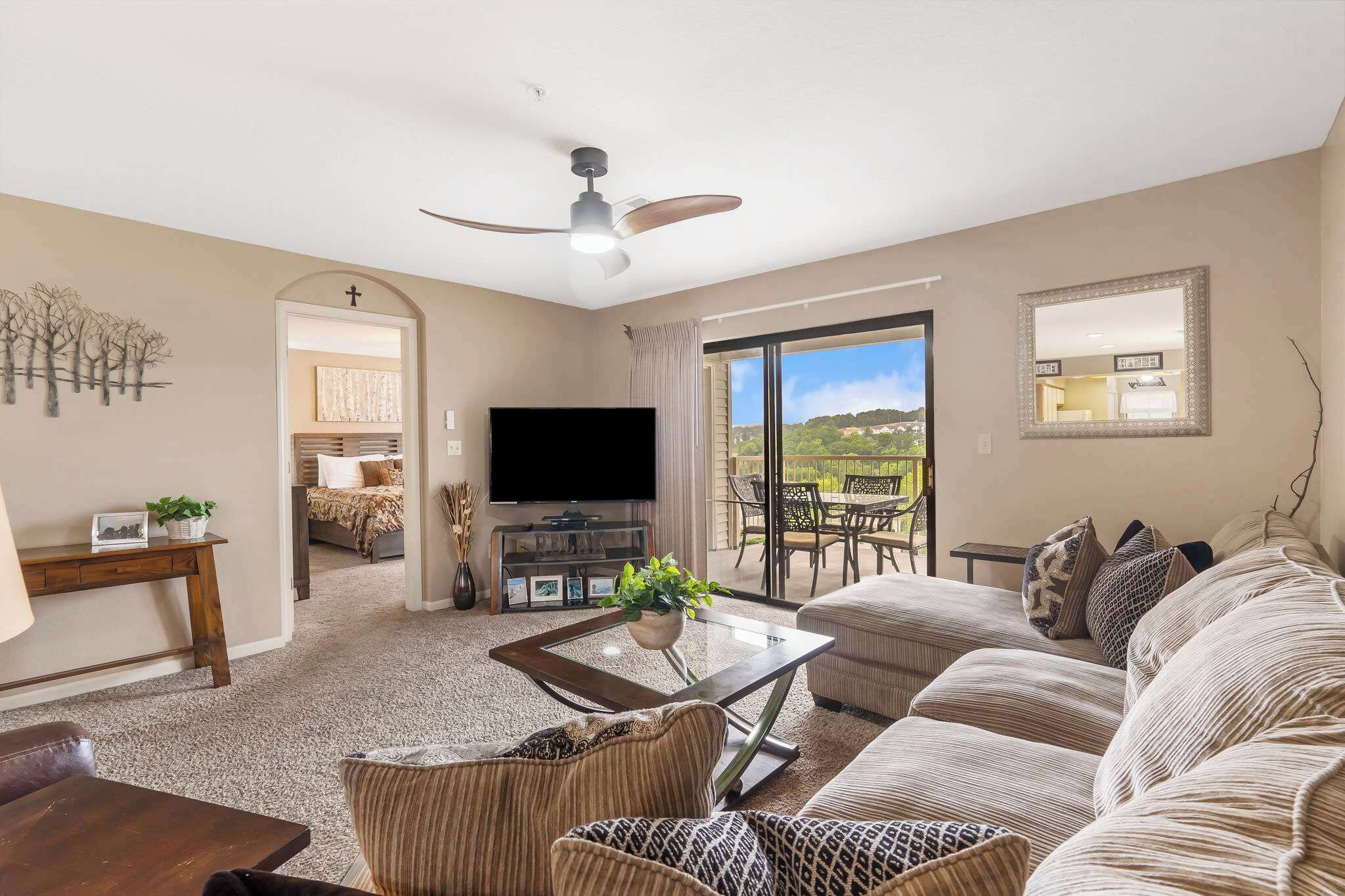 Appartement, meerdere bedden, toegang tot zwembad (Golf Course View at the Foothills ) | Woonruimte | Een 42-inch flatscreentelevisie met digitale zenders