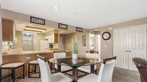 Condo, nhiều giường, có thể sử dụng hồ bơi, quang cảnh sân golf (Golf Course View at the Foothills ) | Khu ăn uống