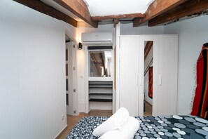 1 soverom, skrivebord, internettilgang og sengetøy