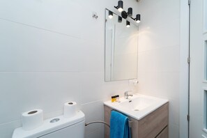 تجهيزات دش، مناشف، صابون، شامبو