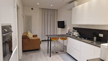 KĂŒhlschrank, Mikrowelle, Ofen, Herdplatte