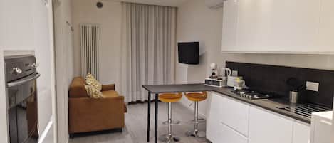 Kühlschrank, Mikrowelle, Ofen, Herdplatte