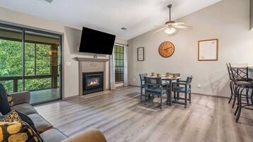 Condo, Multiple Beds, Fireplace, Golf View (Golf View Peek-A-Boo) | Interior