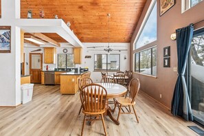 Huisje, Meerdere bedden, terras, uitzicht op bergen (Granite View Lodge) | Dineren